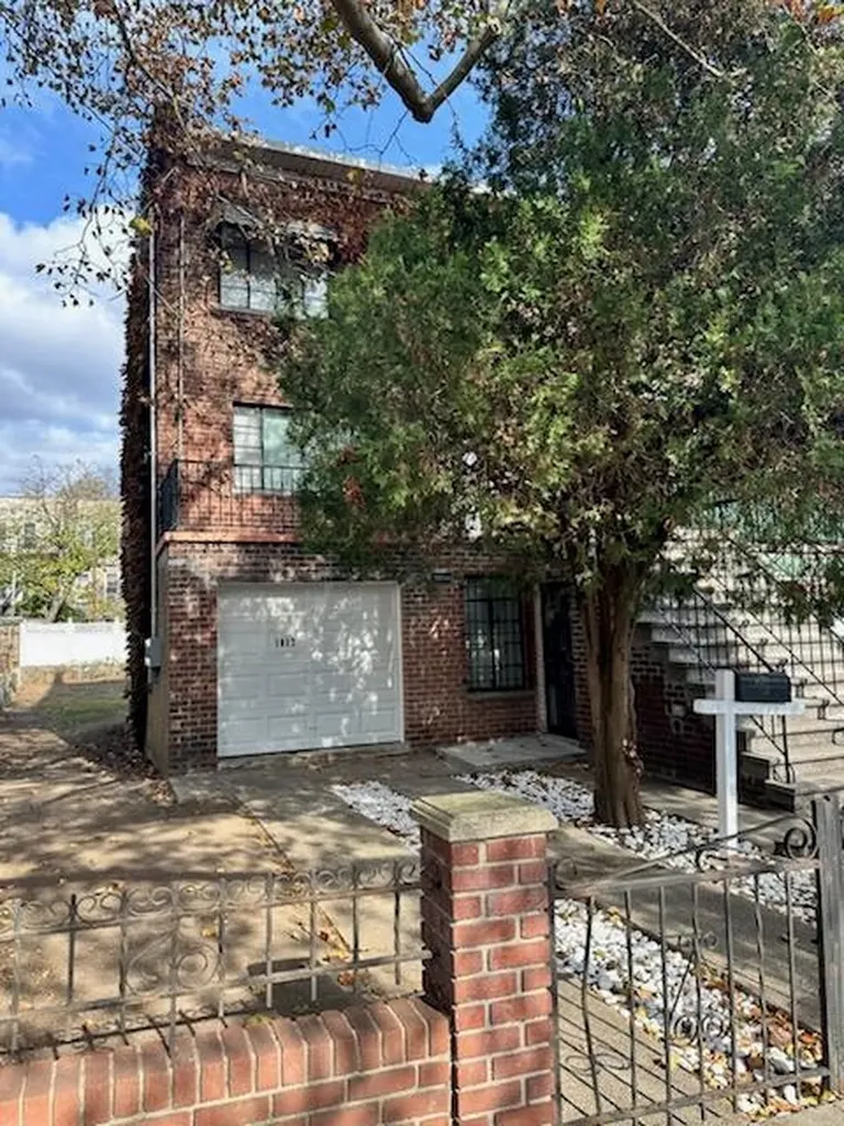 1017 E 218th Street Bronx NY 10469