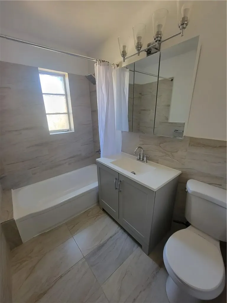 1017 E 218th Street Bronx NY 10469
