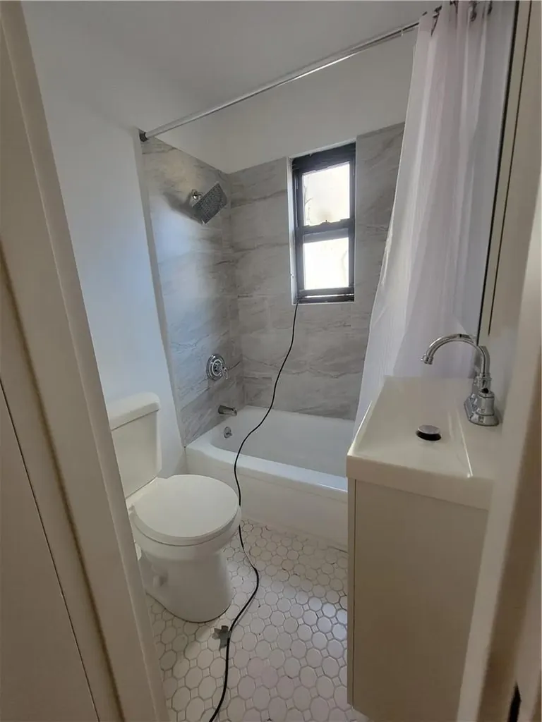 1017 E 218th Street Bronx NY 10469
