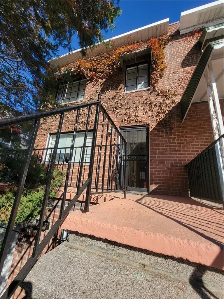 1017 E 218th Street Bronx NY 10469