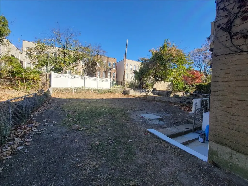 1017 E 218th Street Bronx NY 10469