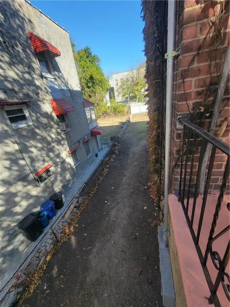 1017 E 218th Street Bronx NY 10469