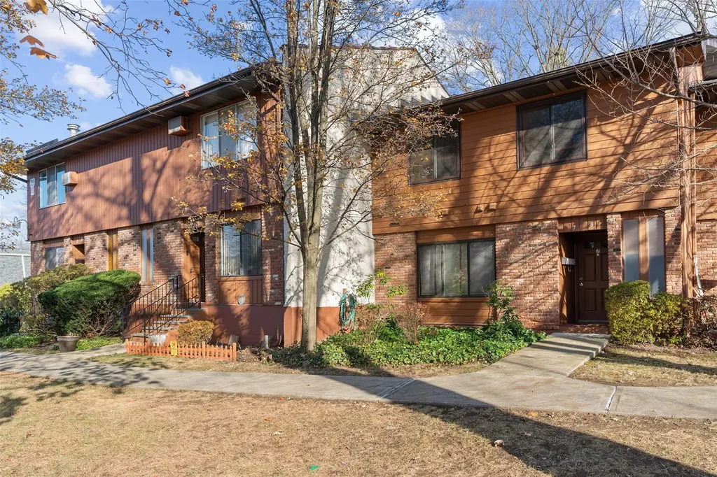 8 Coachlight Square Montrose NY 10548