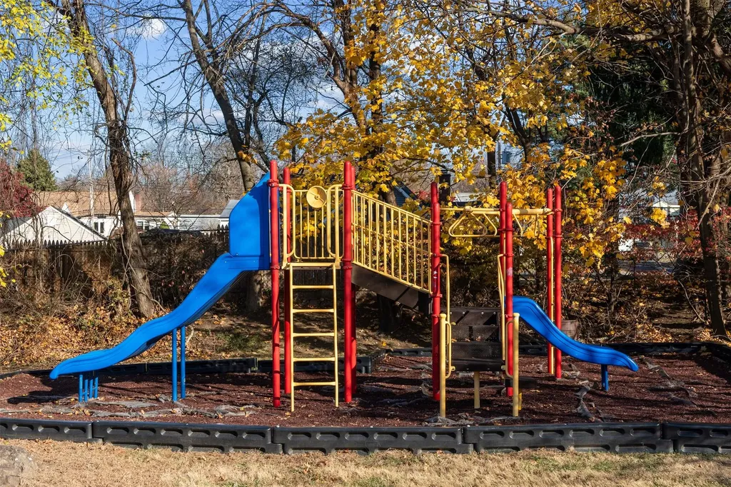 8 Coachlight Square Montrose NY 10548