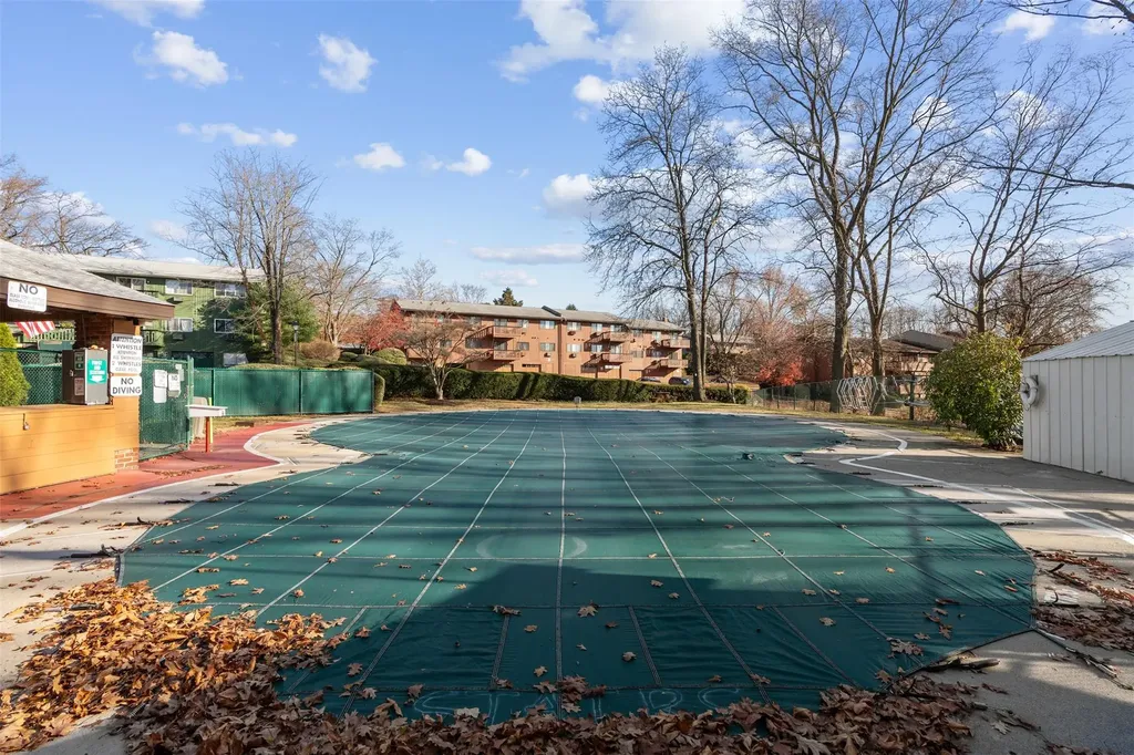 8 Coachlight Square Montrose NY 10548