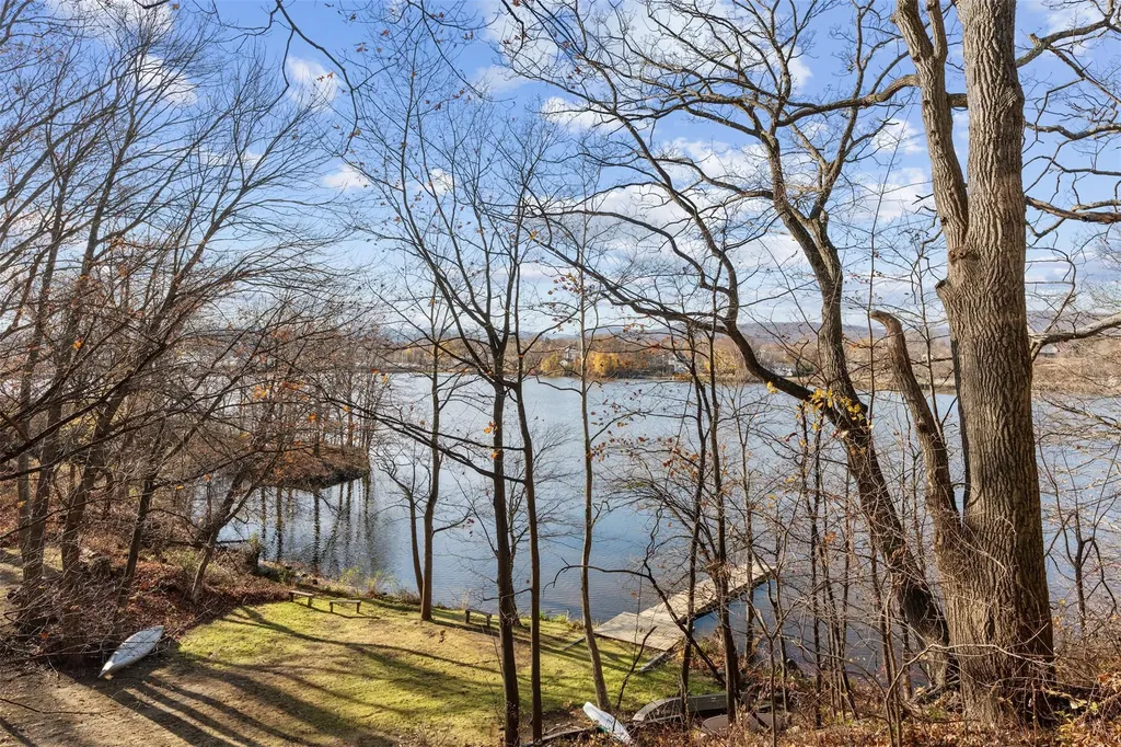 8 Coachlight Square Montrose NY 10548