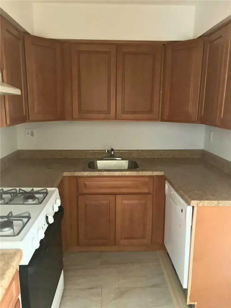 1112 E 225th Street E Bronx NY 10466