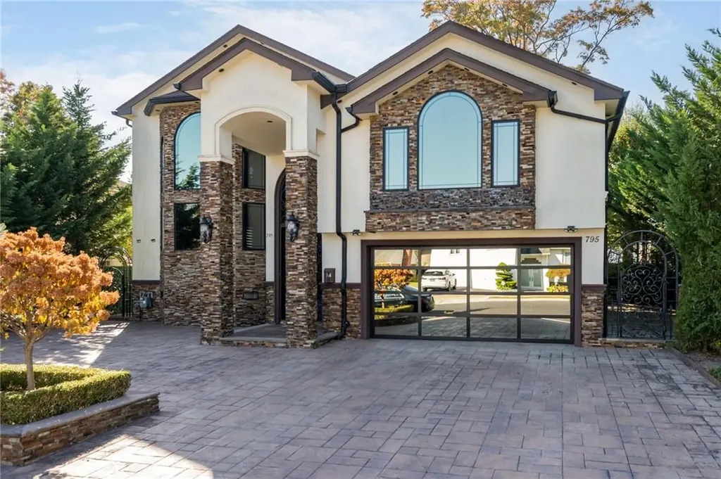 795 Kearny Drive Valley Stream NY 11581