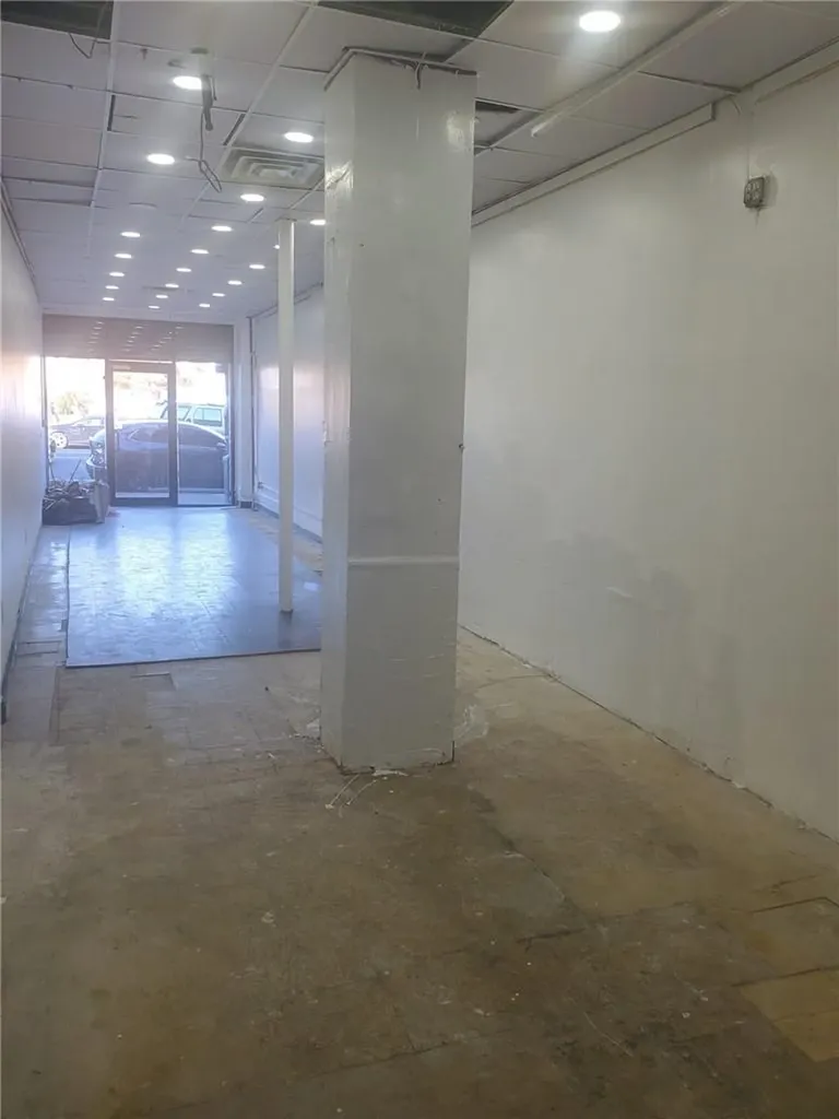 2710 E Tremont Avenue Bronx NY 10461