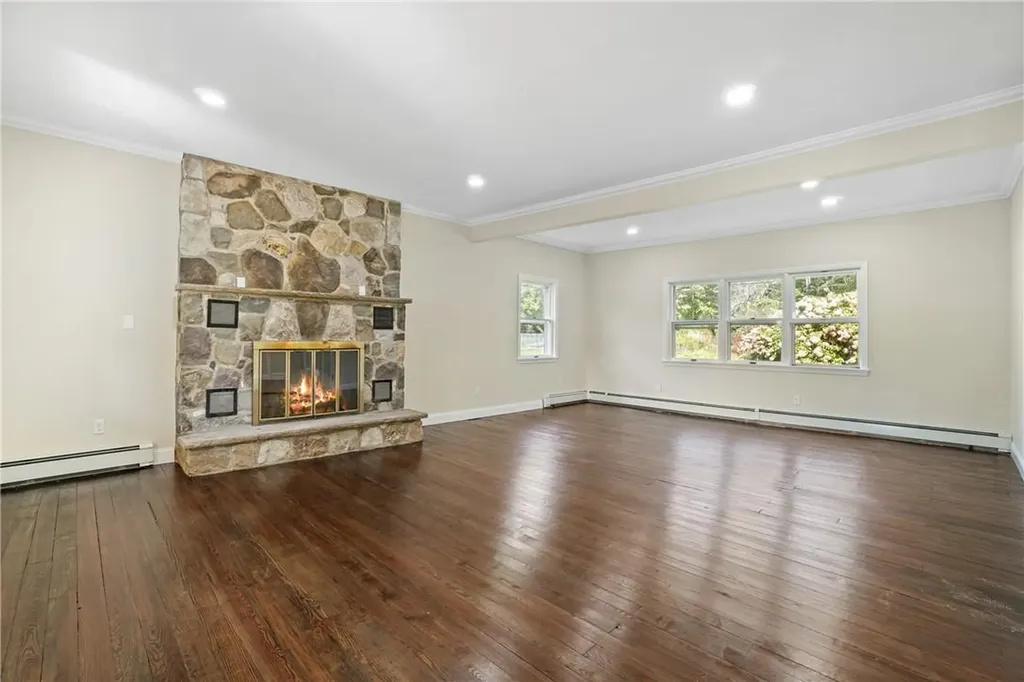 824 Peenpack Trail Sparrowbush NY 12780