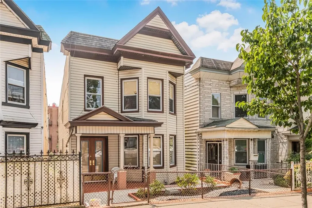 752 E 225th Street Bronx NY 10466