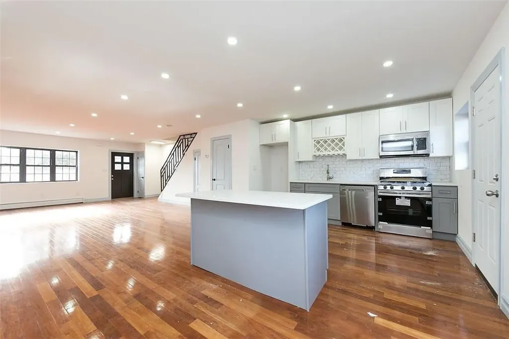 1027 E 222nd Street Bronx NY 10469