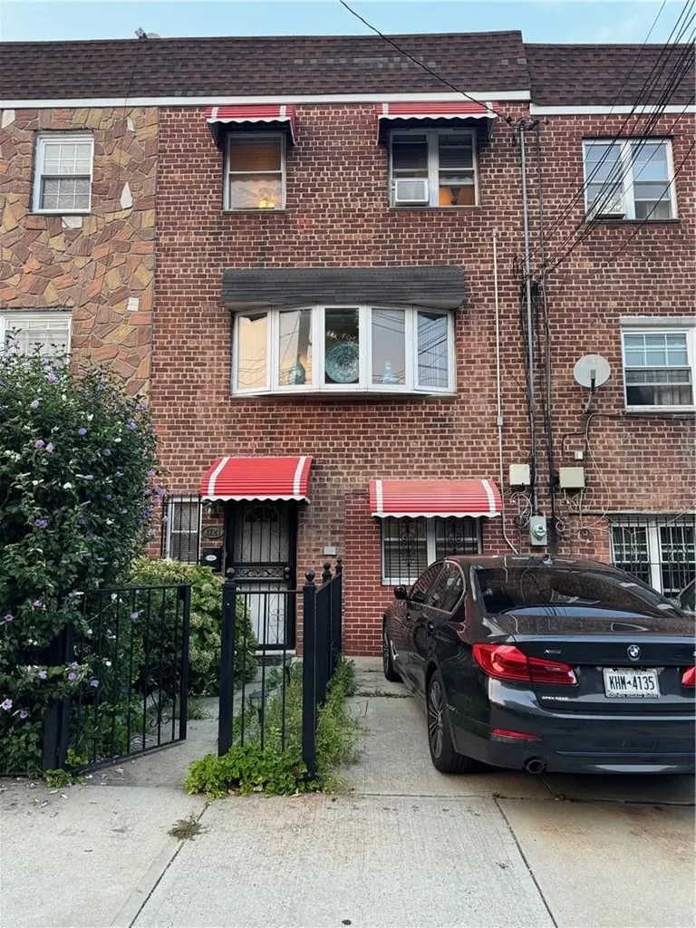 1121 E 215th Street Bronx NY 10469