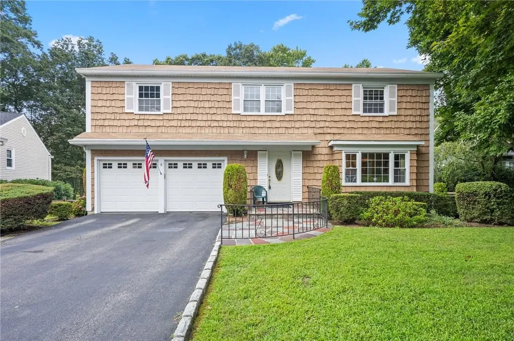 8 Colonial Lane Valhalla NY 10595