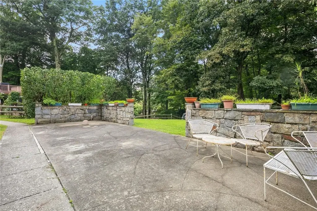 8 Colonial Lane Valhalla NY 10595