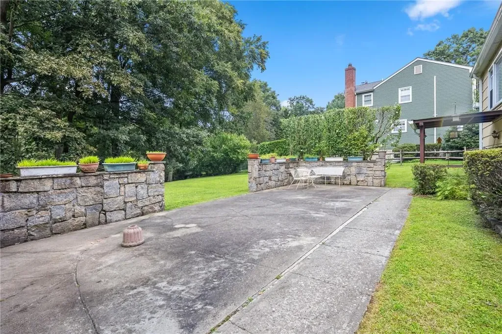 8 Colonial Lane Valhalla NY 10595