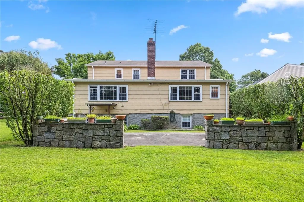 8 Colonial Lane Valhalla NY 10595