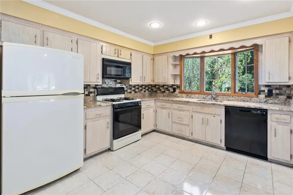 8 Colonial Lane Valhalla NY 10595