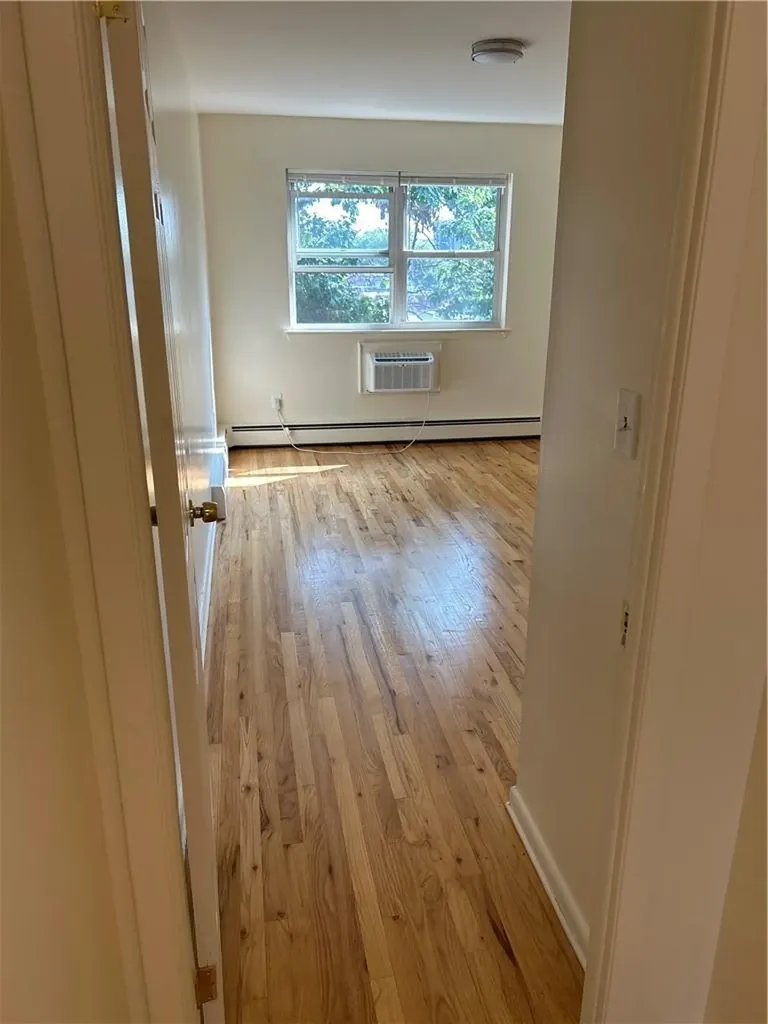 914 E 211 Street Bronx NY 10469