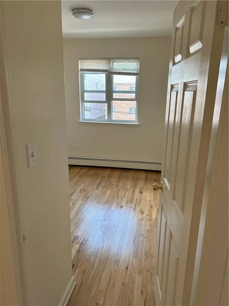 914 E 211 Street Bronx NY 10469