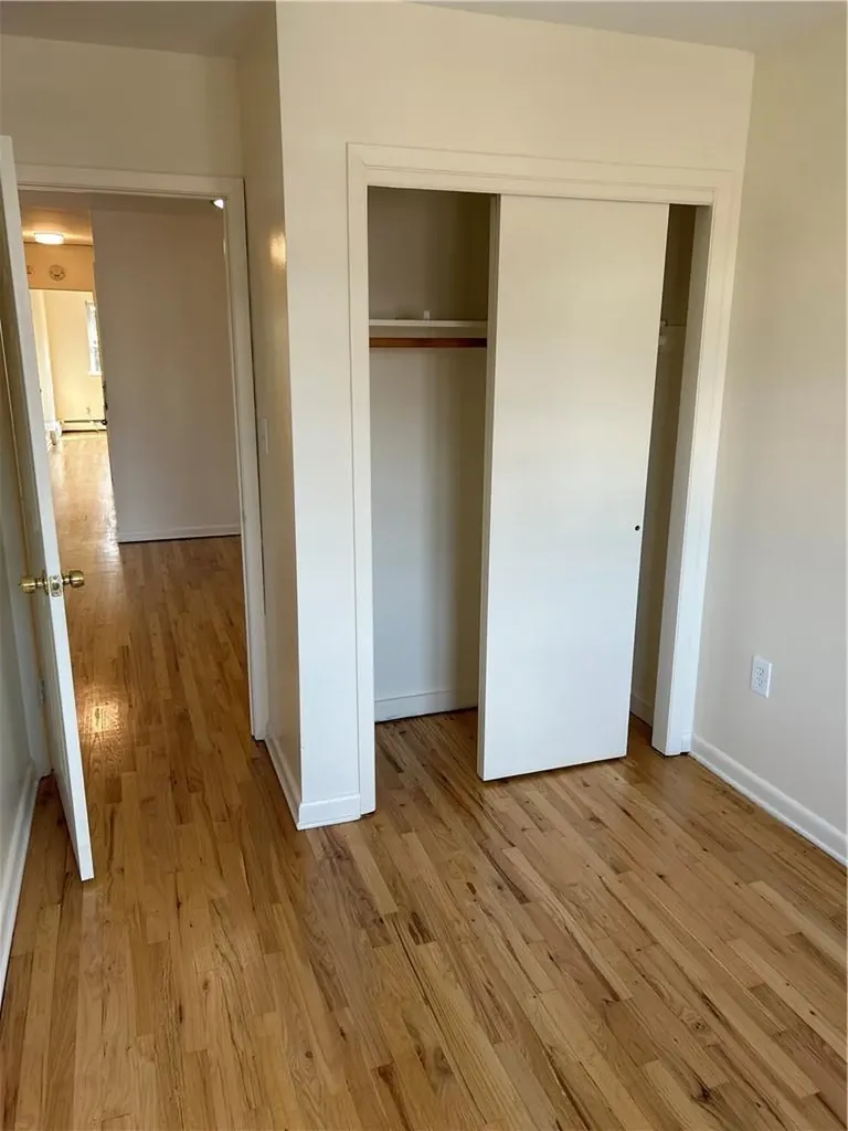 914 E 211 Street Bronx NY 10469