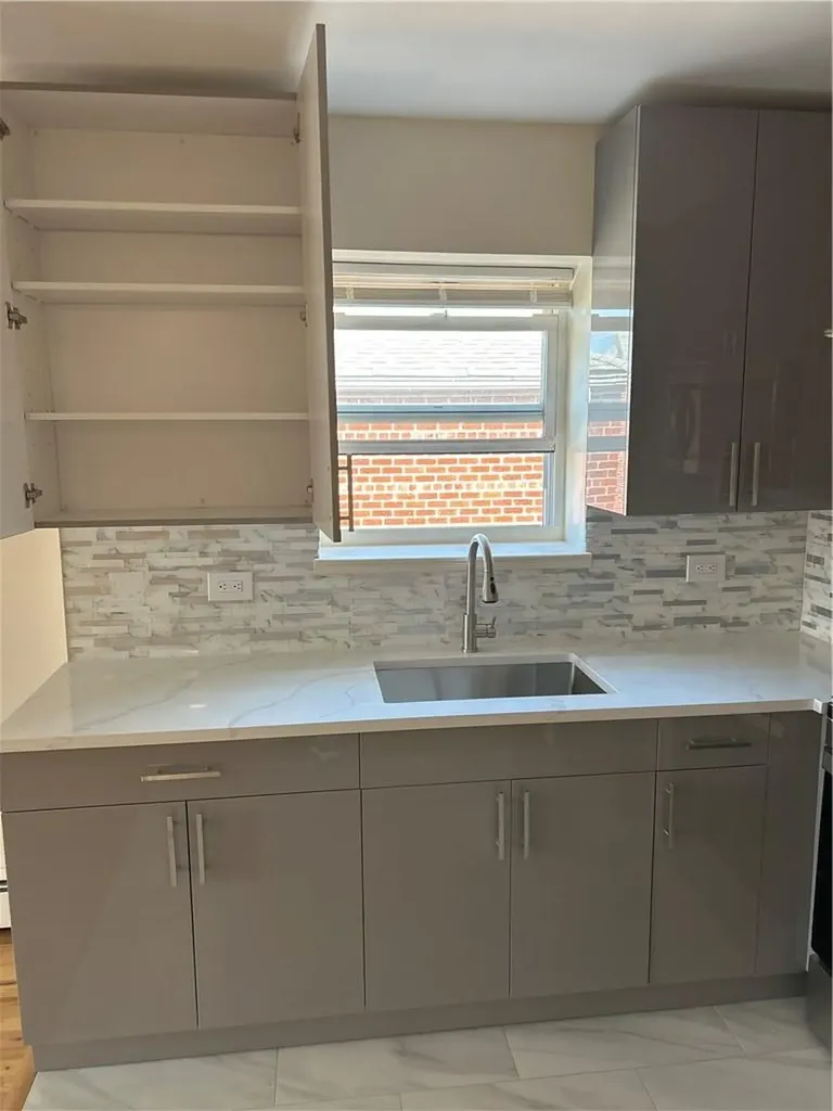 914 E 211 Street Bronx NY 10469