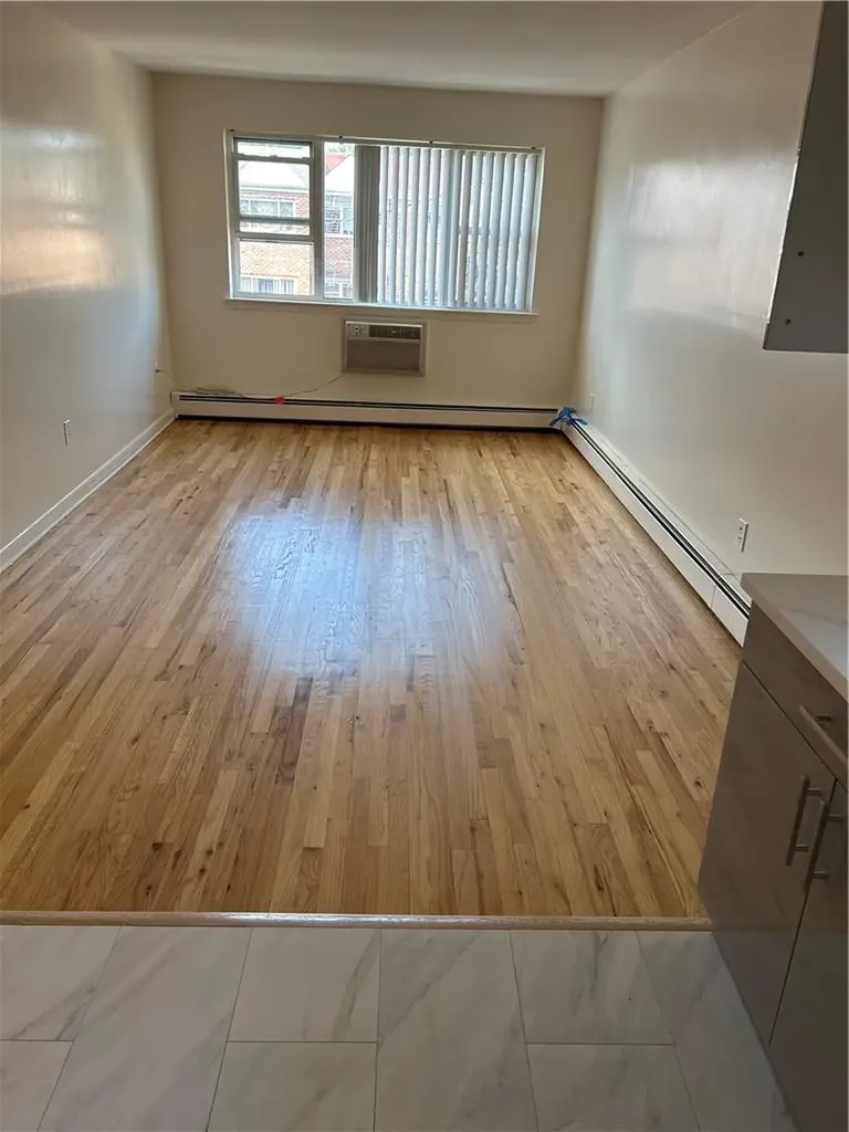 914 E 211 Street Bronx NY 10469