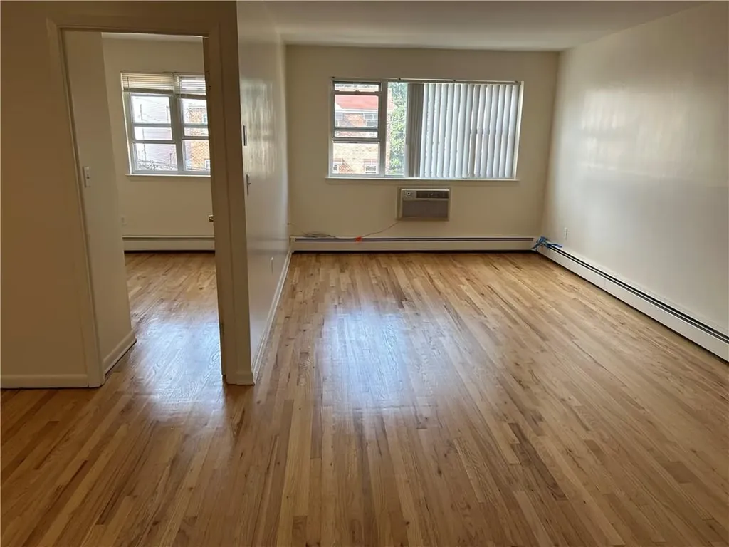 914 E 211 Street Bronx NY 10469