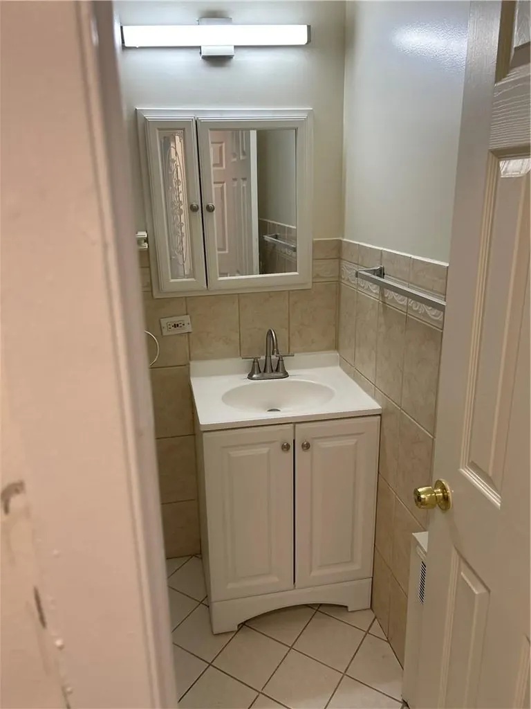914 E 211 Street Bronx NY 10469