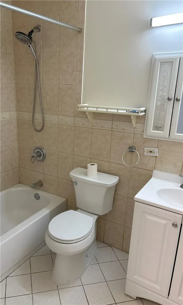914 E 211 Street Bronx NY 10469