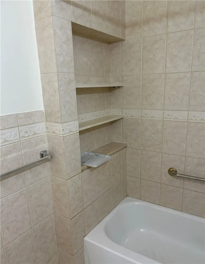 914 E 211 Street Bronx NY 10469