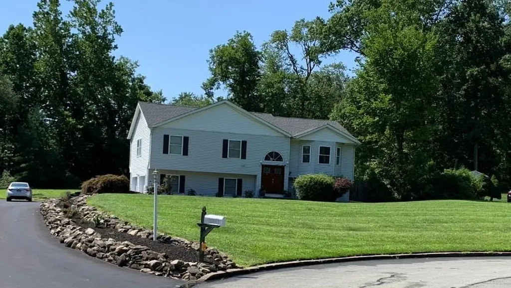 8 Samantha Way West Nyack NY 10994