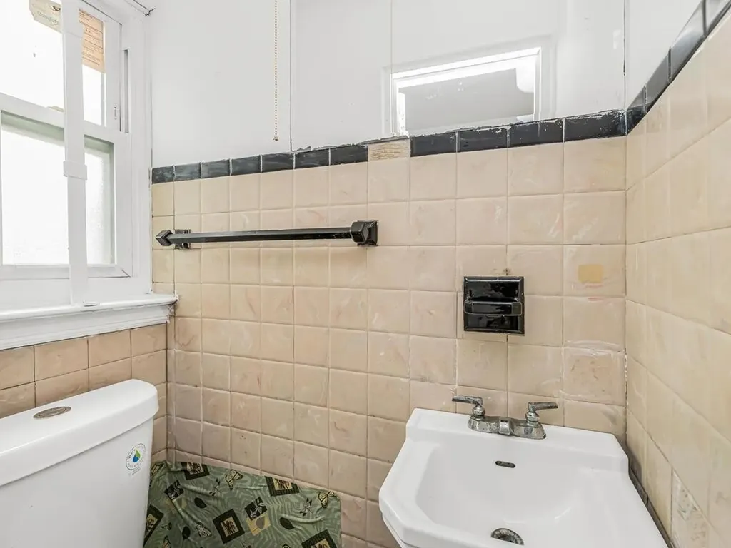 1043 E 230th Street Bronx NY 10466