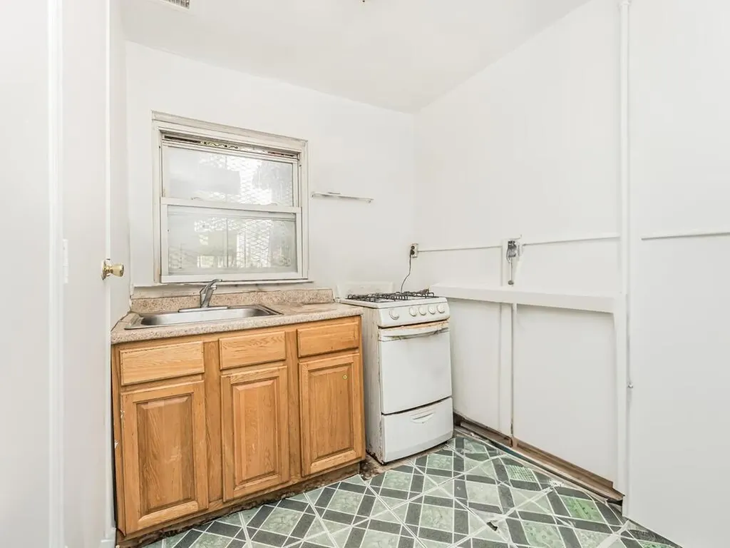 1043 E 230th Street Bronx NY 10466
