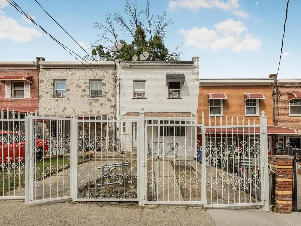 1043 E 230th Street Bronx NY 10466