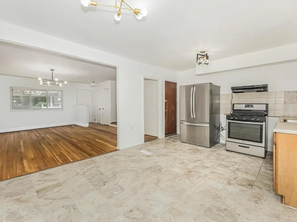 1043 E 230th Street Bronx NY 10466