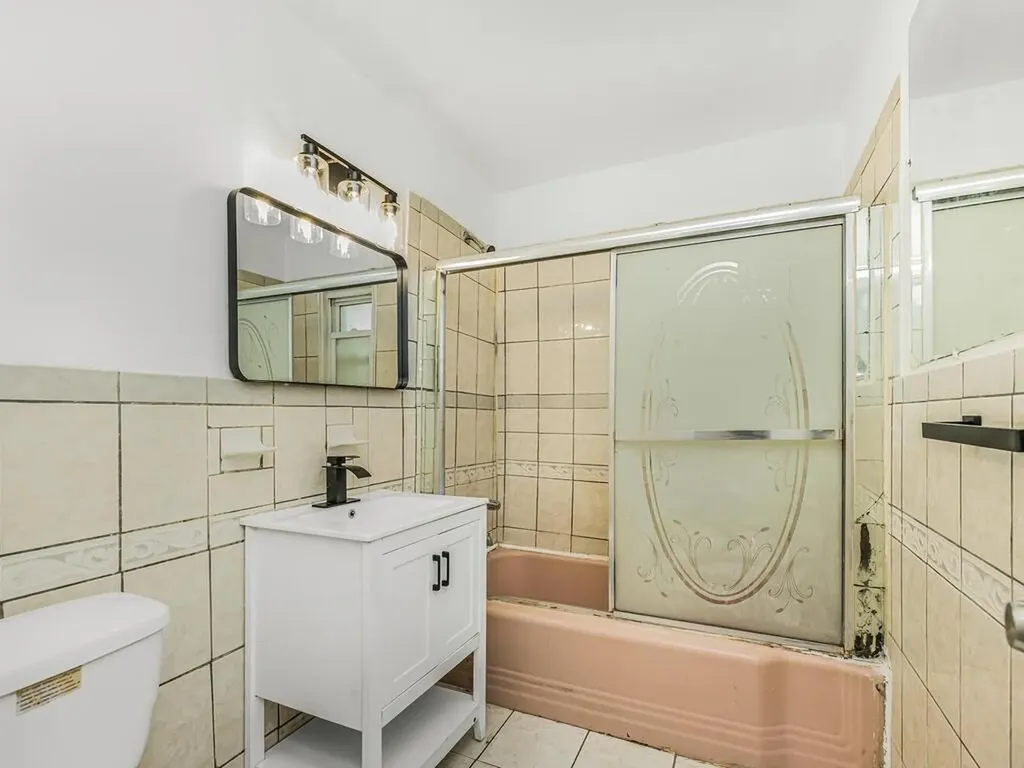 1043 E 230th Street Bronx NY 10466