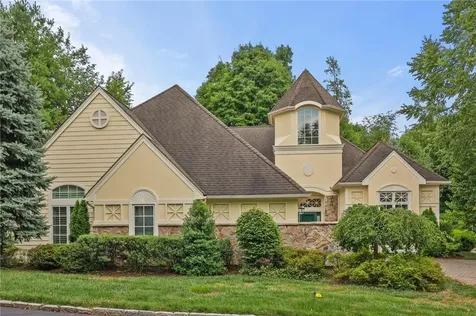 2 Stony Gate Oval New Rochelle NY 10804
