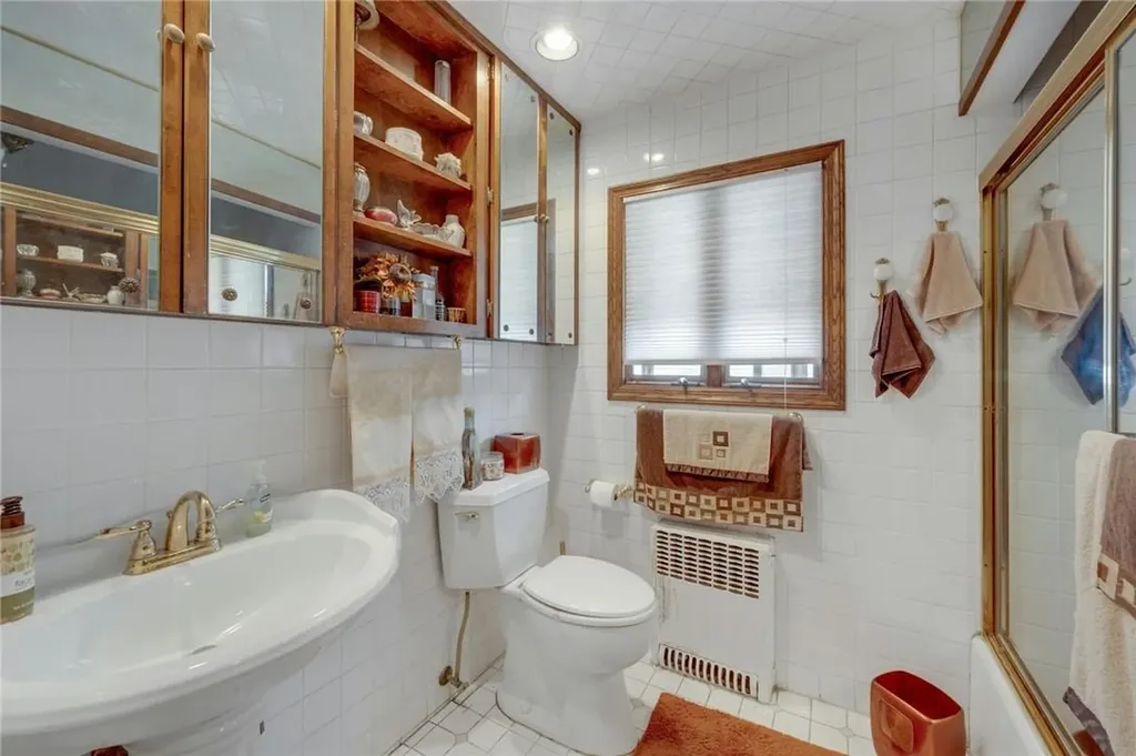 3335 Agar Place Bronx NY 10465