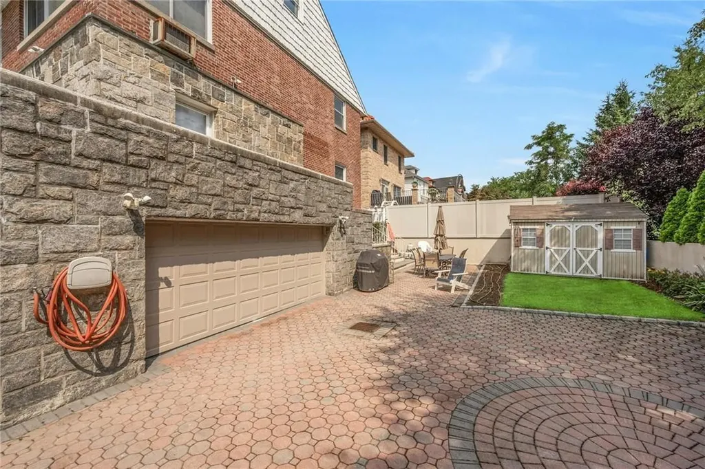 3335 Agar Place Bronx NY 10465
