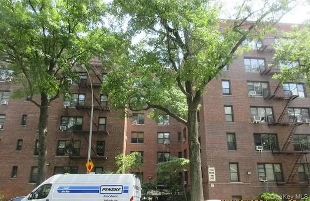 2244 Bronx Park E Bronx NY 10467