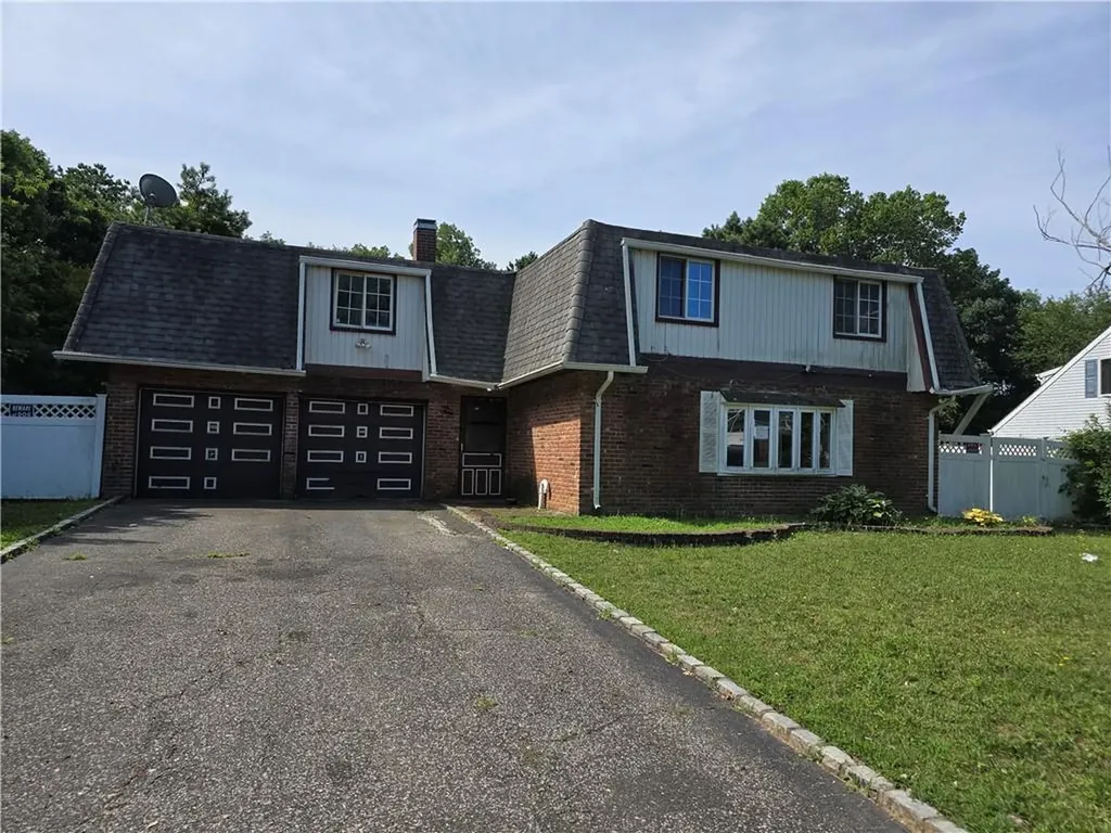 10 Sunburst Lane Bellport NY 11713