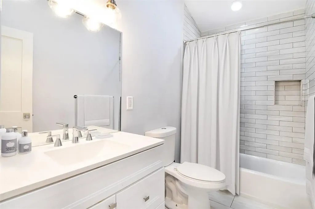 989 Split Rock Road Pelham NY 10803