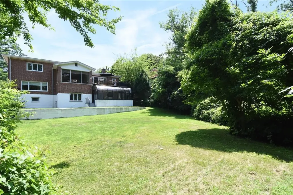 989 Split Rock Road Pelham NY 10803