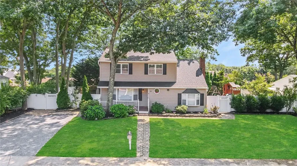 25 Smithtown Crescent Smithtown NY 11787