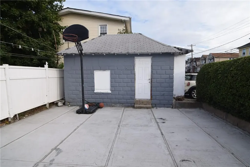 999 E 241st Street Bronx NY 10466