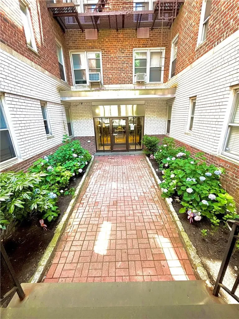4320 Van Cortlandt Park E Bronx NY 10470
