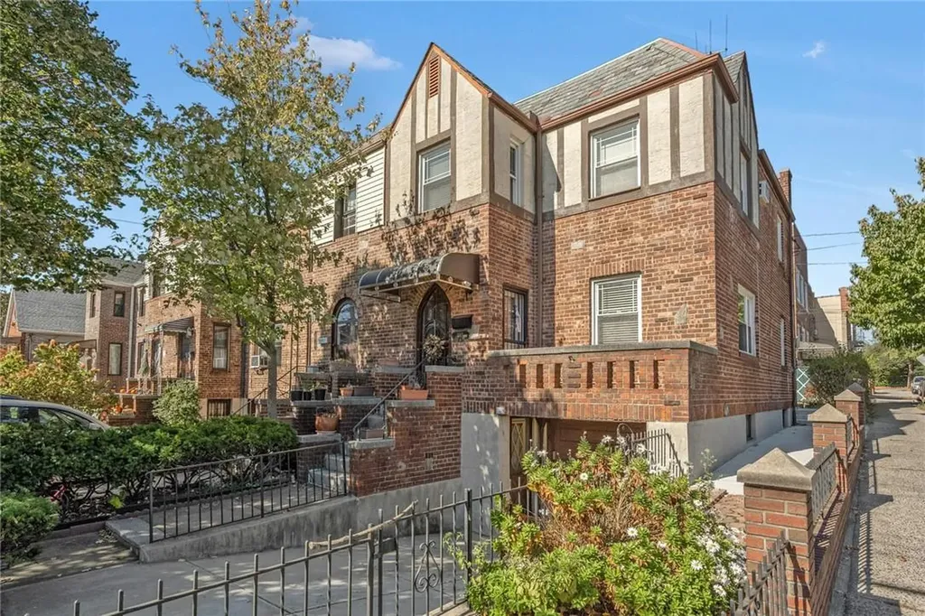 1017 Rhinelander Avenue Bronx NY 10462