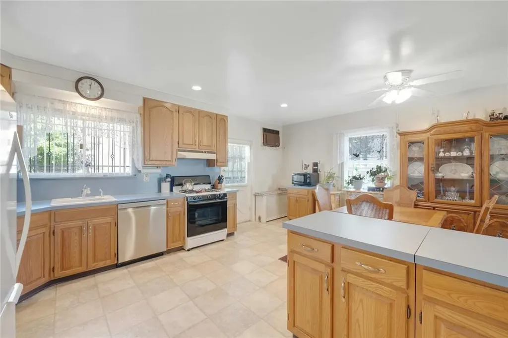 1017 Rhinelander Avenue Bronx NY 10462