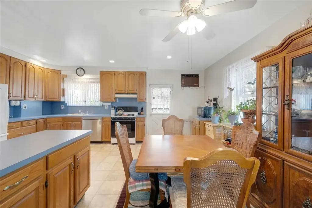 1017 Rhinelander Avenue Bronx NY 10462